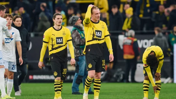 Dortmunds Marcel Sabitzer (Mitte l) und Julian Brandt (Mitte r) gehen nach dem Spiel entt&auml;uscht vom Platz. - &copy; Bernd Thissen/dpa
