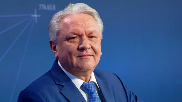 Armin Papperger, Vorstandsvorsitzender der Rheinmetall AG steht bei der Online abgehaltenen Jahrespressekonferenz der Rheinmetall AG auf dem Podium. - &copy; Henning Kaiser/dpa