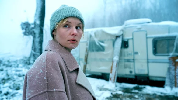 Lara (Rosalie Thomass) kehrt zur&uuml;ck in ihre Heimat. - &copy; Guido Engels/WDR/dpa