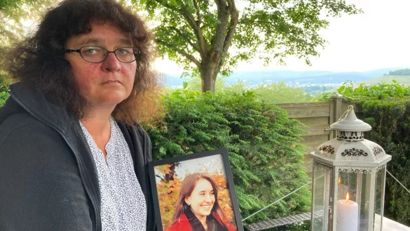 Petra Lieser mit einem Foto ihrer Tochter Katja in Trier. Katja Lieser war am 1. Dezember 2020 bei einer Amokfahrt get&ouml;tet worden. - &copy; Birgit Reichert/dpa