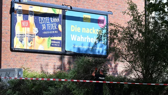 Vor dieser Wand nahe dem Tatort soll das IS-Bekennervideo zum Anschlag von Solingen entstanden sein. - © Federico Gambarini/dpa