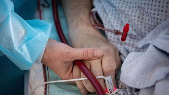 Angehörige sprechen häufig mit Schwerkranken, auch wenn diese nicht reagieren. - © Boris Roessler/dpa