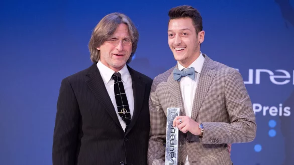 Schalkes Nachwuchstrainer Norbert Elgert macht sich Gedanken um die Leistungsbereitschaft von Jugendlichen - &copy; J&ouml;rg Carstensen/dpa