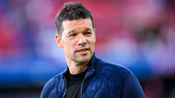 TV-Experte Michael Ballack steht vor dem Spiel im Stadion. - &copy; Tom Weller/dpa/Archivbild