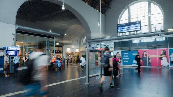 Im M&ouml;nchengladbacher Hauptbahnhof soll ein 21-J&auml;hriger versucht haben, einen Polizisten umzubringen. (Symboloptik) - &copy; Marius Becker/dpa