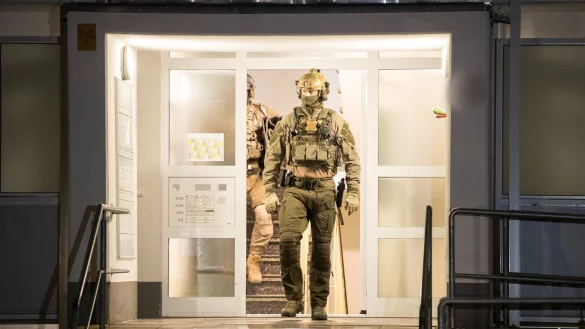 Einsatzkr&auml;fte der Polizei verlassen nach einer Durchsuchung ein Geb&auml;ude in D&uuml;sseldorf. - &copy; Justin Brosch/dpa