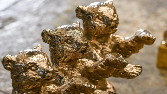 Erste Rohlinge der Berlinale-B&auml;ren sind in der Bildgie&szlig;erei Hermann Noack zu sehen. - &copy; Jens Kalaene/dpa