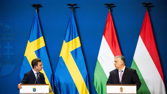 Der ungarische Ministerpr&auml;sident Viktor Orban (r) spricht mit dem schwedischen Premierminister Ulf Kristersson w&auml;hrend einer Pressekonferenz in Budapest. - &copy; Marton Monus/dpa