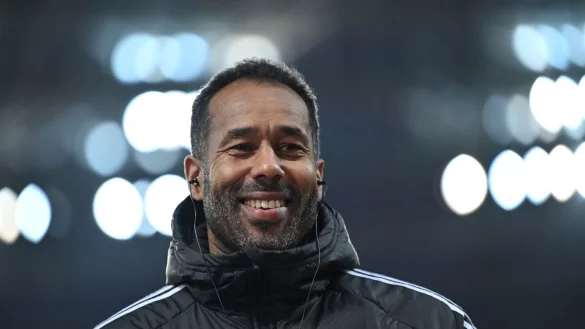 D&uuml;sseldorfs Trainer Daniel Thioune steht vor dem Spiel im Stadion. - &copy; Marius Becker/dpa