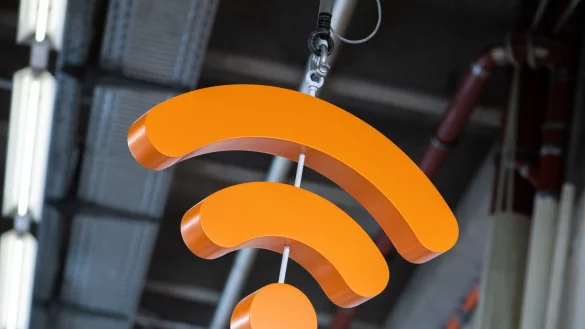 Wenn das WLAN nicht in alle Räume reicht, können Android-Nutzer ihr Smartphone als Signal-Verstärker einsetzen. - © Andrea Warnecke/dpa-tmn/dpa