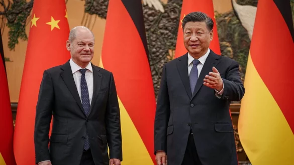 Bundeskanzler Olaf Scholz zusammen mit Chinas Pr&auml;sident Xi Jinping in der Gro&szlig;en Halle des Volkes in Peking. (Archiv) - &copy; Kay Nietfeld/dpa