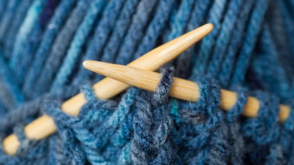 Zwei rechts, zwei links: Stricken mit Wolle ist wieder angesagt. - &copy; Patrick Pleul/dpa