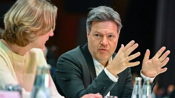 Bundeswirtschaftsminister Robert Habeck (Gr&uuml;ne) unterh&auml;lt sich mit Kerstin Andreae, Hauptgesch&auml;ftsf&uuml;hrerin des Bundesverbandes der Energie- und Wasserwirtschaft e. V. (BDEW). - &copy; Patrick Pleul/dpa