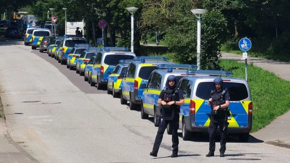 Polizisten sind im Einsatz bei einer Bedrohungslage an einem Schulzentrum in L&uuml;beck. - &copy; Volker Gerstmann/dpa