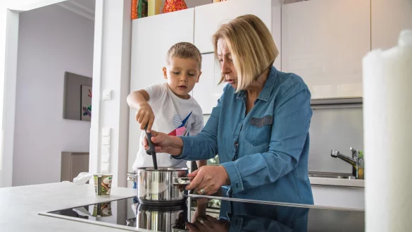 Beim gemeinsamen Kochen ist Vorsicht geboten: Hei&szlig;e T&ouml;pfe und spritzende Fl&uuml;ssigkeiten k&ouml;nnen schnell zu Verbr&uuml;hungen f&uuml;hren. - &copy; Christin Klose/dpa-tmn