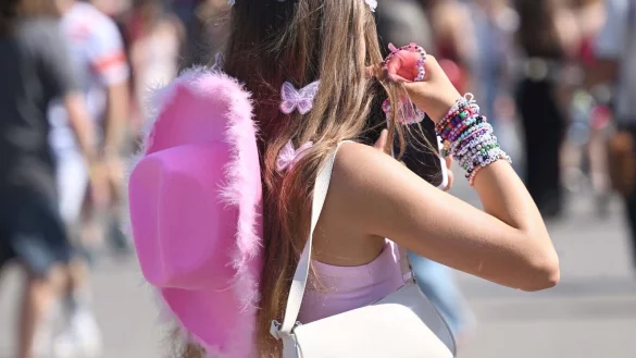Das passende Outfit ist f&uuml;r Fans von Taylor Swift Pflicht. Auch bei ihrem Konzert in M&uuml;nchen gibt es jede Menge Cowboy-H&uuml;te, Glitzer und Strasssteine. - &copy; Felix H&ouml;rhager/dpa