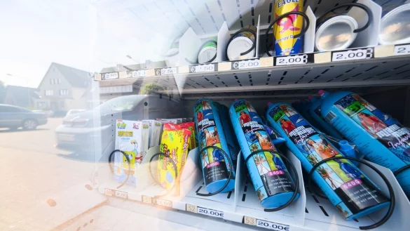 In Gifhorn bei Wolfsburg sorgt ein Warenautomat mit Lachgasflaschen neben S&uuml;&szlig;igkeiten und Einweg-E-Zigaretten f&uuml;r Proteste. - &copy; Julian Stratenschulte/dpa