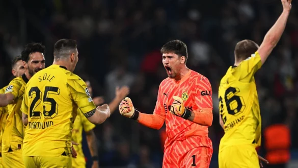 Dortmunds Torh&uuml;ter Gregor Kobel (M) jubelt mit den Teamkollegen &uuml;ber eine Parade. - &copy; Robert Michael/dpa