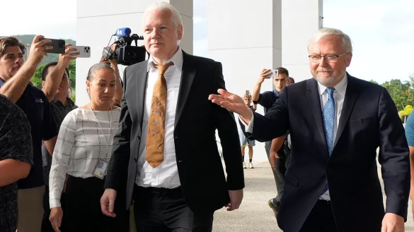 Durch den Justiz-Deal bleibt Assange (M) ein Prozess und potenziell weitere Haft in den USA erspart. - &copy; Eugene Hoshiko/AP/dpa