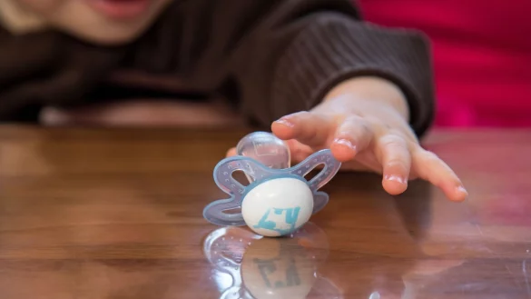 Beim Spielen oder Vorlesen ist kein Schnuller n&ouml;tig. Der Nuckel kann aber zum Einsatz kommen, wenn sich das Baby wehgetan hat, m&uuml;de oder an einem unbekannten Ort ist. - &copy; Christin Klose/dpa-tmn