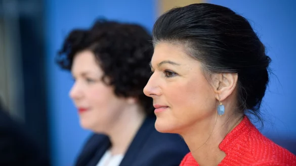 Die BSW-Vorsitzenden Sahra Wagenknecht (r) und Amira Mohamed Ali (l). Der Partei wird zugetraut, bei den drei Landtagswahlen in diesem Jahr in die Parlamente einzuziehen. - © Bernd von Jutrczenka/dpa