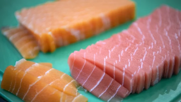 Sieht t&auml;uschend echt aus: Es gibt immer mehr Auswahl an pflanzlichem Fischersatz. Alternativen sind dann etwa Tapiokast&auml;rke (Maniokwurzel) sowie Glukose aus Algen. - &copy; Sina Schuldt/dpa/dpa-tmn