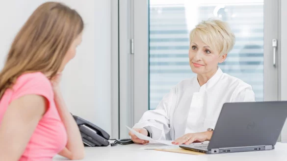 Wer medizinische Maßnahmen am Lebensende genau verstehen will, kann sich von Hausarzt oder Hausärztin bei der Patientenverfügung beraten lassen. - © Monique Wüstenhagen/dpa-tmn