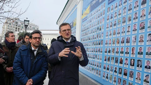 Dmytro Kuleba (r) und St&eacute;phane S&eacute;journ&eacute; besuchen in Kiew die Gedenkmauer der gefallenen Soldaten der Ukraine. - &copy; Efrem Lukatsky/AP/dpa