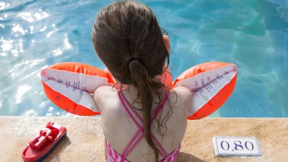 Schwimmlernhilfen sollen nicht vor dem Ertrinken sch&uuml;tzen, sondern genug Auftrieb geben, damit sich das Kind in waagerechter Position im Wasser halten und Schwimmbewegungen &uuml;ben kann. - &copy; Florian Schuh/dpa-tmn/dpa