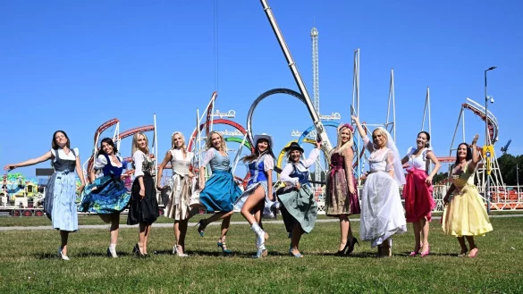 Blau, Gelb oder Rot? Bei der Farbwahl können Dirndlträgerinnen ganz nach dem eigenen Geschmack gehen. Hier die Oktoberfest Dirndl-Trends beim Dirndlgipfel 2024 vor der Achterbahn auf der Theresienwiese. - © Felix Hörhager/dpa/dpa-tmn