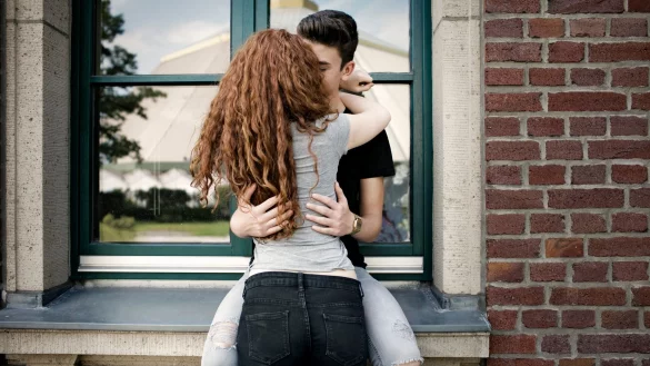 Was f&uuml;hlt sich beim ersten k&ouml;rperlichen Kontakt gut an und was nicht? Das sollte jeder f&uuml;r sich herausfinden. - &copy; Gabi Dilly/Westend61/dpa-tmn