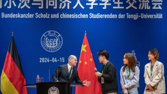 Bundeskanzler Olaf Scholz nimmt an einer Townhall mit Studierenden an der Tongji-Universit&auml;t teil. - &copy; Michael Kappeler/dpa