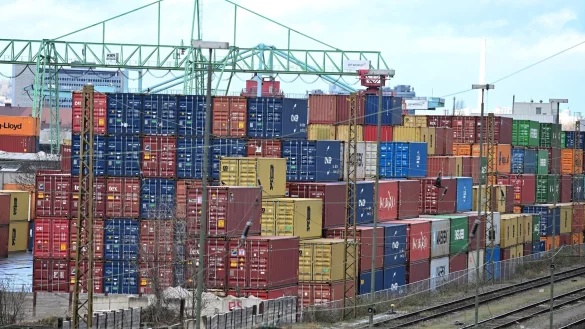 Auch der Export schw&auml;chelt: Wachstumserwartungen heruntergeschraubt. (Archivbild) - &copy; Bernd Wei&szlig;brod/dpa