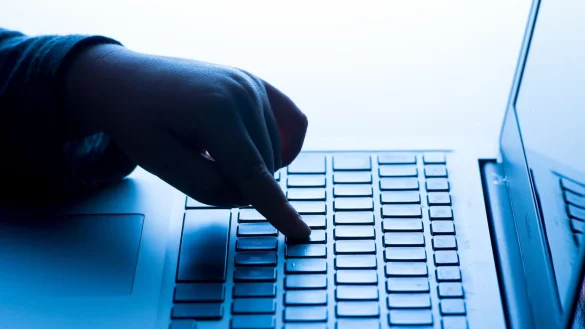 Ein Kind benutzt die Tastatur eines Laptops. - &copy; Dominic Lipinski/Press Association/dpa