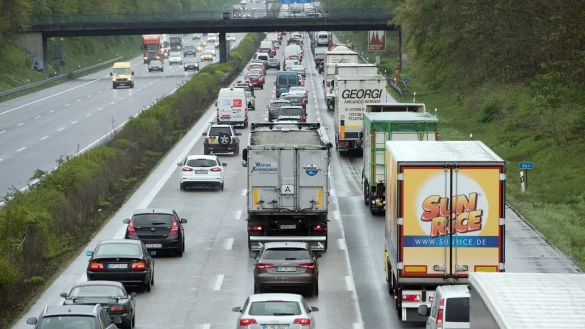 Fahrzeuge stauen sich auf der Autobahn 4 bei K&ouml;ln. - &copy; Federico Gambarini/dpa