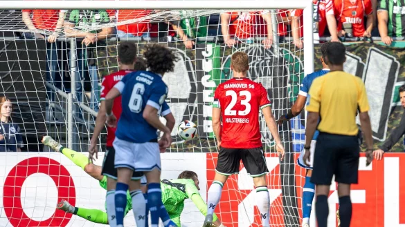 Der fr&uuml;here 96-Profi Louis Oppie zum 2:0 f&uuml;r Arminia Bielefeld. - &copy; David Inderlied/dpa