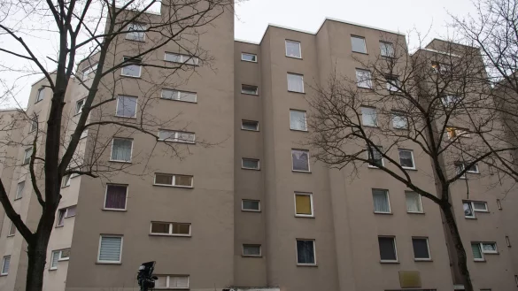 Blick auf ein Mehrfamilienhaus im Berliner Stadtteil Kreuzberg, in dem die fr&uuml;here RAF-Terroristin Daniela Klette gewohnt haben soll. - &copy; Paul Zinken/dpa