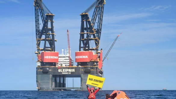 Nicht nur Greenpeace, auch Fridays for Future protestiert gegen Erdgas aus der Nordsee. (Archivbild) - © Lars Penning/dpa