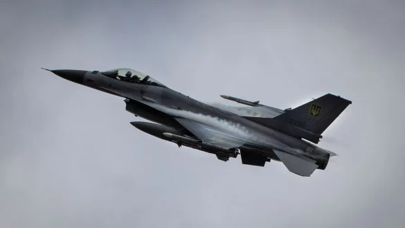 Die F-16-Maschinen aus amerikanischer Produktion sollen die russischen Angreifer vor Probleme stellen. - © Efrem Lukatsky/AP/dpa