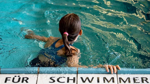 Ein Kind schwimmt in einem Schwimmbad. - &copy; Fabian Sommer/dpa