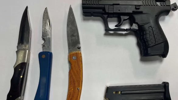 Die konfizierten Waffen liegen auf einem Tisch. - © -/Bundespolizeidirektion Sankt Augustin/dpa