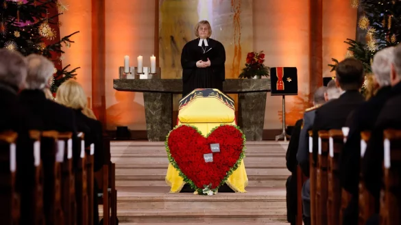 Landesbisch&ouml;fin Heike Springhart leitet den Gottesdienst bei der Trauerfeier f&uuml;r Wolfgang Sch&auml;uble in der evangelischen Stadtkirche von Offenburg. - &copy; Philipp von Ditfurth/dpa