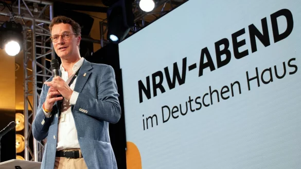 NRW-Ministerpr&auml;sident Hendrik W&uuml;st (CDU) steht beim NRW-Abend im Deutschen Haus in Paris auf der B&uuml;hne. - &copy; Maximilian Specht/dpa