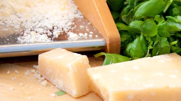 Parmesan und Grana Padano sind beides italienische Hartk&auml;sesorten, unterscheiden sich aber in Details. - &copy; Mascha Brichta/dpa-tmn
