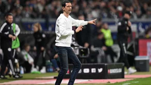 Frankfurts Cheftrainer Dino Toppm&ouml;ller gestikuliert am Spielfeldrand. - &copy; Arne Dedert/dpa