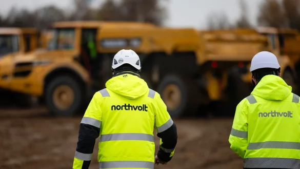 Mitarbeiter der Firma Northvolt auf einer Baustelle im Kreis Dithmarschen. - &copy; Frank Molter/dpa