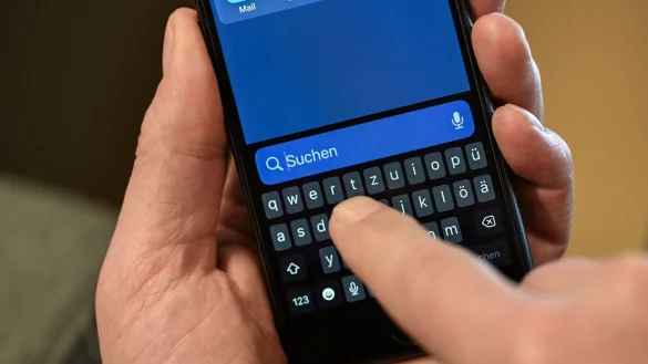 Viele Menschen zwischen 55 und 75 Jahre nutzen Smartphones. - © Jens Kalaene/dpa