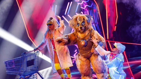 Die Figur &laquo;Robodog&raquo; steht in der ProSieben-Show &laquo;The Masked Singer&raquo; auf der B&uuml;hne. - &copy; Thomas Banneyer/dpa