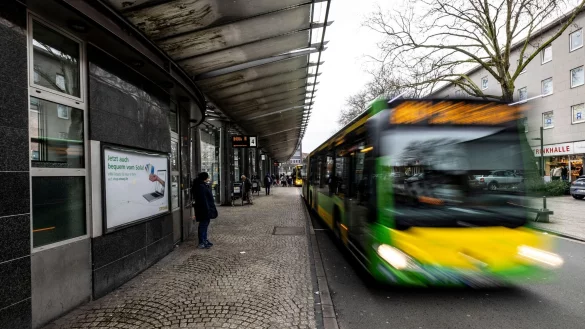 Die Jugendlichen waren laut Polizei am 10. Februar in Oberhausen zun&auml;chst in einem Bus aneinandergeraten - dann eskalierte der Streit (Symbolbild). - &copy; Christoph Reichwein/dpa