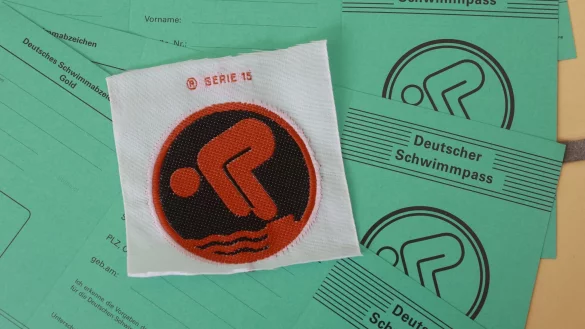 Wie einheitlich gehen die Pr&uuml;fer vor, wenn sie das Schwimmabzeichen in Bronze abnehmen? Das wollen DLRG und Deutsche Sporthochschule herausfinden. (Symbolbild) - &copy; Matthias Bein/dpa